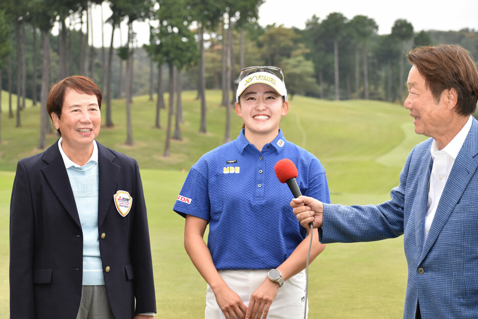 三菱電機女子ゴルフ。樋口久子さん（左）と並んで優勝インタビューを受ける岩井千怜＝２７日、埼玉・武蔵丘ＧＣ