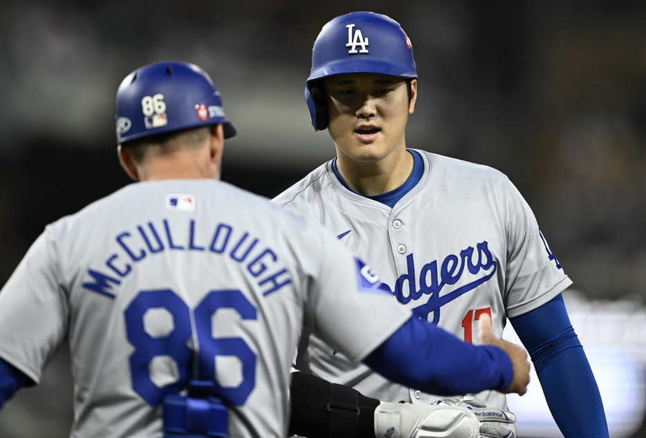 ＭＬＢは９日、各地で地区シリーズを行い、ナ・リーグでは大谷翔平選手（右）と山本由伸投手が所属するドジャースが、ダルビッシュ有と松井裕樹両投手が所属するパドレスに８─０で完勝した（２０２４年　ロイター/USA TODAY Sports）