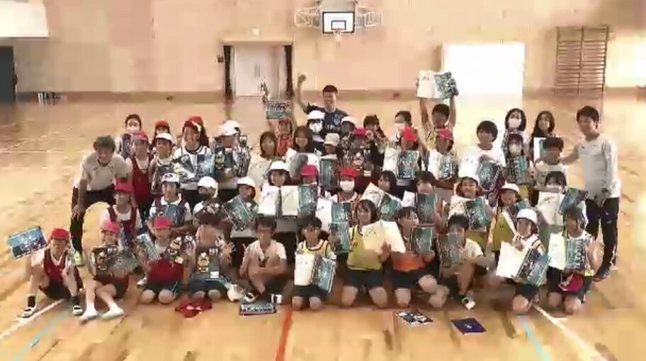 児童たちと記念撮影(23日、照葉はばたき小学校)