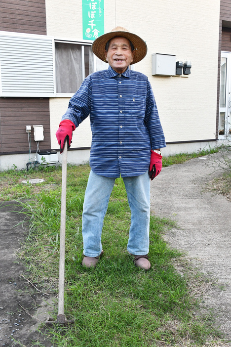 草取りに汗を流す強瀬さん