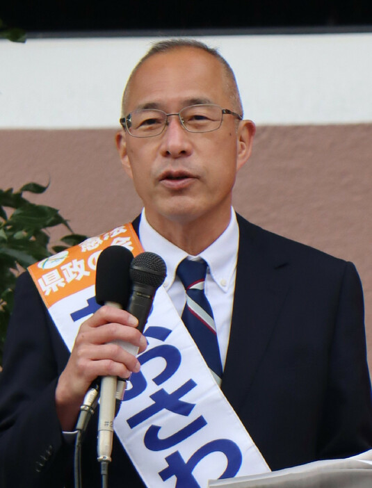 兵庫県知事選が告示され、第一声を上げる大沢芳清氏＝３１日午前、神戸市中央区