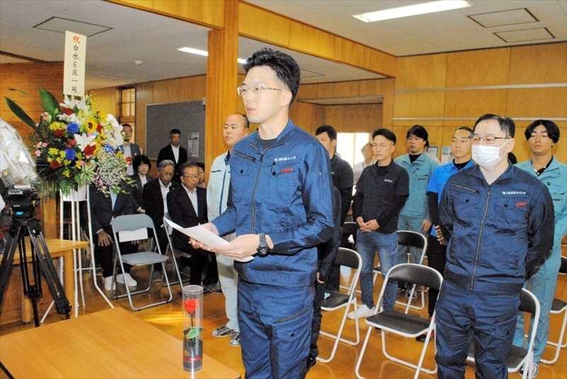 開校式で訓練生を代表して決意表明する木下さん（中央）