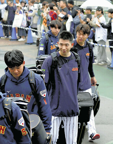 合宿が始まり、球場に入る戸郷（左から２人目）ら「侍ジャパン」の選手たち