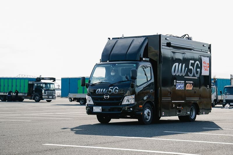 イベントで出動するauの車載基地局