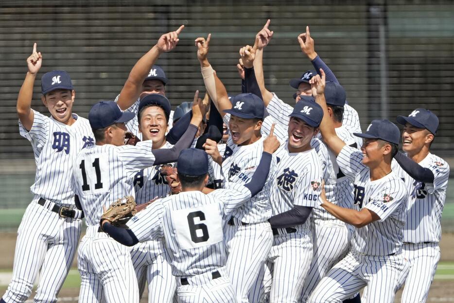 10年ぶり2度目の優勝を果たし、喜ぶ明徳義塾ナイン＝佐賀県立森林公園野球場