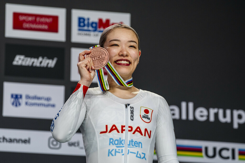 自転車トラック種目の世界選手権は１８日、コペンハーゲン郊外で行われ、女子スプリントで佐藤水菜が銅メダルを獲得した。世界選手権の同種目で日本勢が表彰台に立つのは初めて。