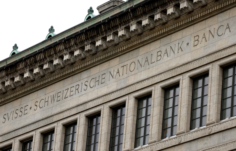 スイス国立銀行（ＳＮＢ）は９日、現金決済が依然としてスイスの企業にとって最も受け入れられているとの調査結果を公表した。写真はＳＮＢで３月に撮影（２０２４年　ロイター／Denis Balibouse）