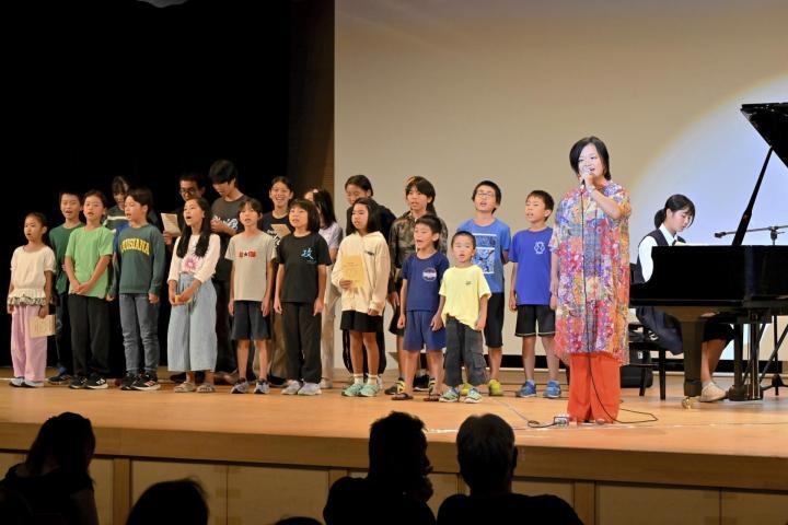 中島の小中学生と一緒に歌う若渚さん