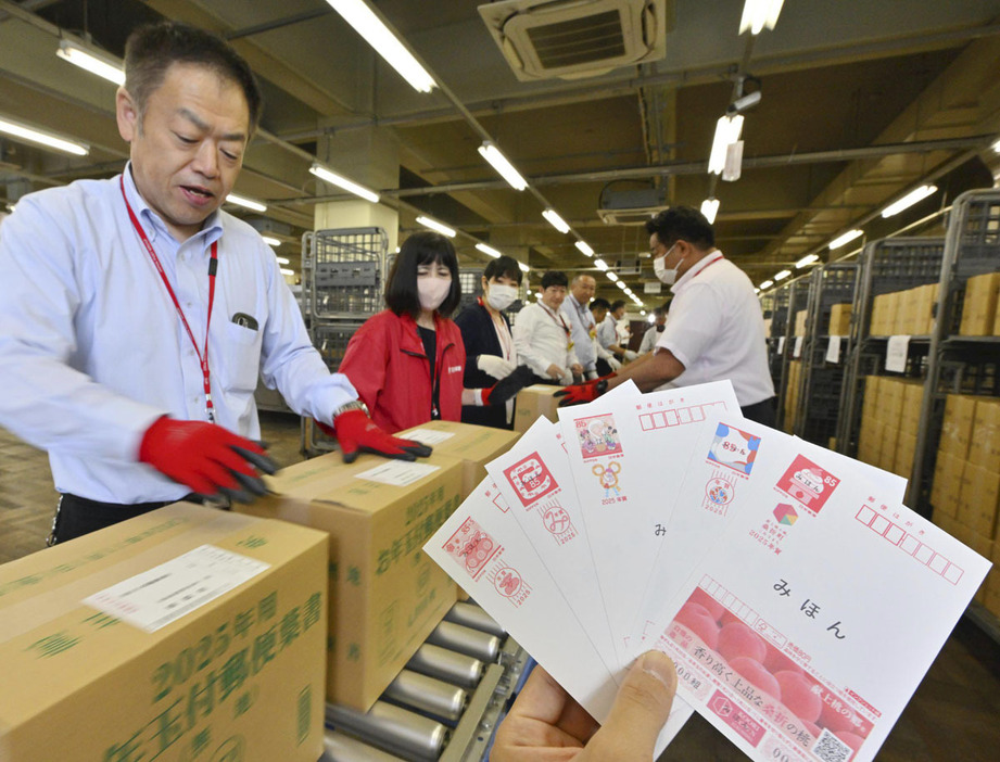 年賀はがきが入った箱をトラックから搬入する局員＝4日午前、福島市・福島中央郵便局