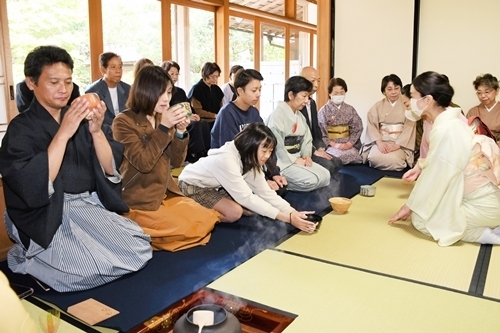 昨年の「松江城大茶会」で抹茶を楽しむ来場者＝島根県松江市外中原町、月照寺