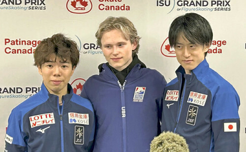 男子ＳＰで２位の佐藤駿（左）、首位のイリア・マリニン（中央）、３位の山本草太（右）（カナダ・ハリファクスで）＝平沢祐撮影