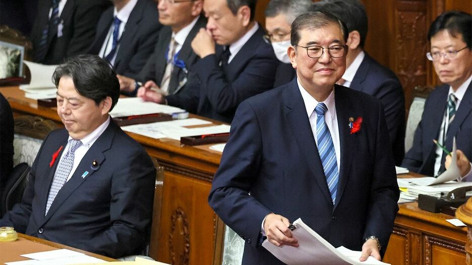 衆院本会議で所信表明演説に臨む石破茂首相（右）＝2024年10月4日午後、国会内（時事）