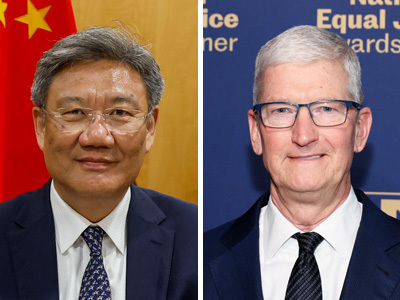 中国の王文濤商務相（写真左、ＥＰＡ時事）と米アップルのクック最高経営責任者（ＡＦＰ時事）