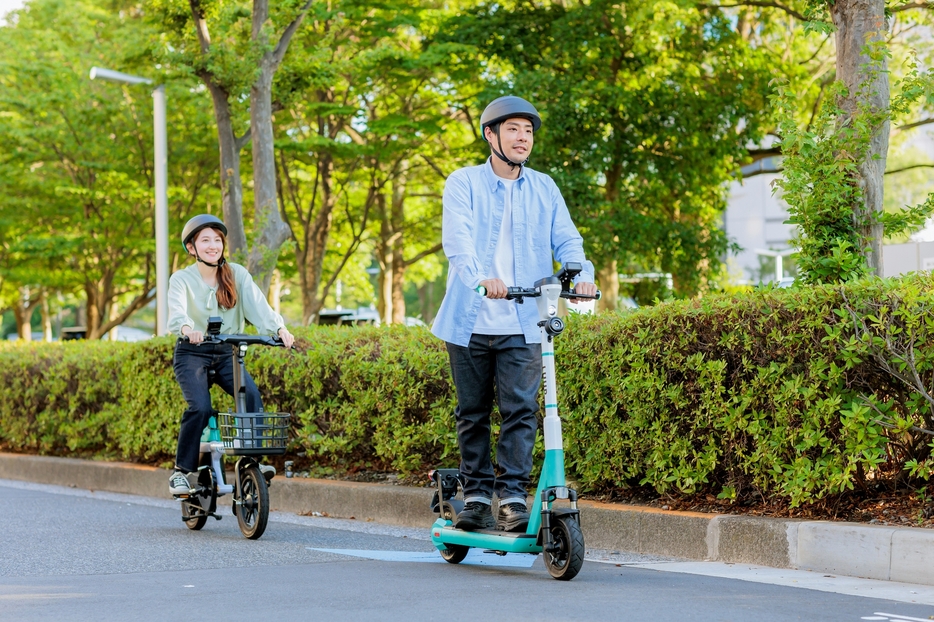 Luupは電動キックボードと電動バイクタイプを用意する。特定小型原付なので両車とも16歳以上が対象で免許はいらない。