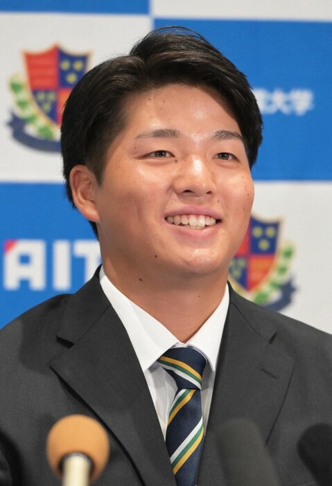 ヤクルトに1位で指名され、笑顔で記者の質問に答える愛知工大の中村優斗投手＝愛知県豊田市で2024年10月24日午後5時45分、山崎一輝撮影