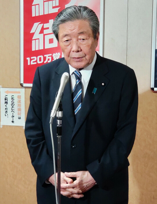 石破茂首相は４日、自民党の派閥裏金事件に関与した議員らを次期衆院選で原則公認する方向で調整に入った。写真は、記者団の取材に応じる自民党の森山裕幹事長＝同日午後、東京・永田町の同党本部