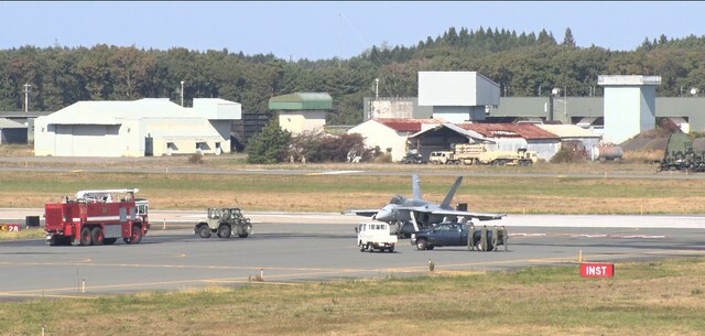 トラブルがあった米軍機　近くには消防車も（29日午前11時すぎ　三沢空港）