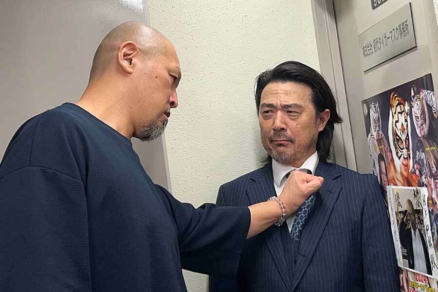 ストロングスタイルプロレス参戦に関して、村上は平井丈雄代表に詰め寄る