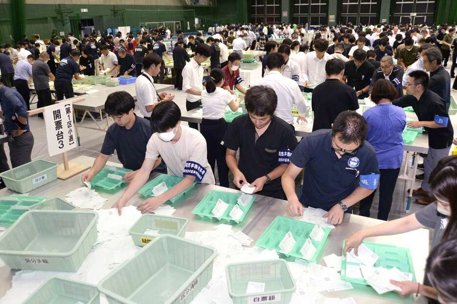 衆院選の開票作業をする鹿児島市職員＝２７日、同市の鴨池ドーム