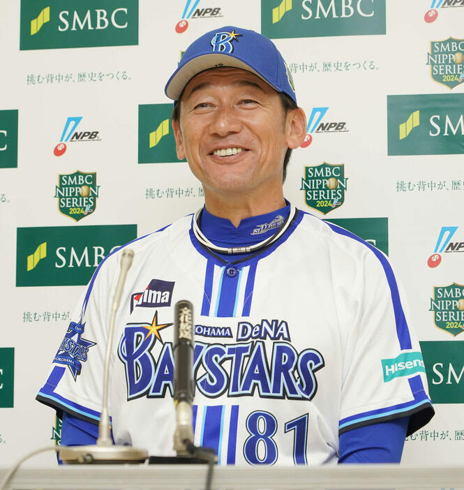 プロ野球日本シリーズ前日の公式会見を行ったDeNA三浦監督（代表撮影）