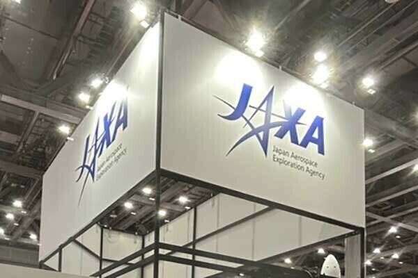 「2024国際航空宇宙展」で展示されたJAXAらが研究の化粧室（乗りものニュース編集部撮影）。