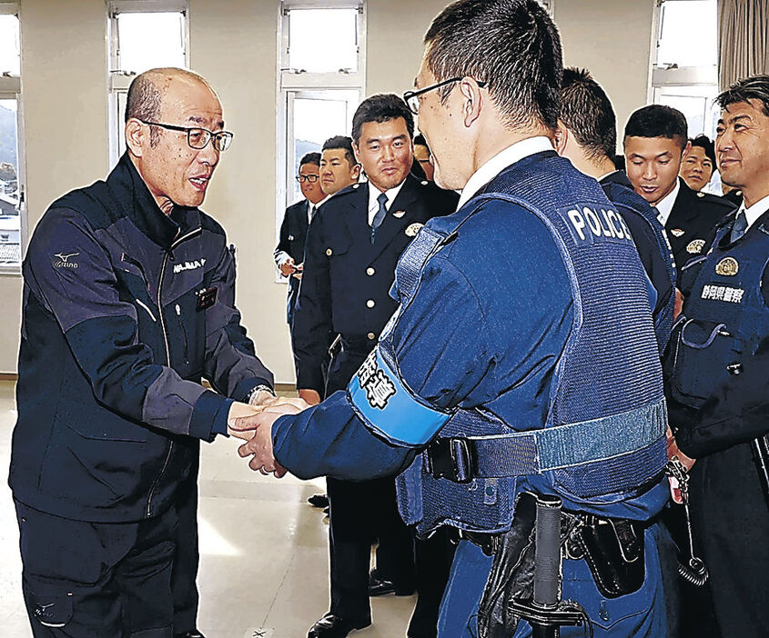 能登半島地震と奥能登豪雨の警察官の活動に感謝する坂口輪島市長＝２９日午前９時４０分、輪島署