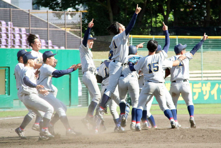 ２季連続優勝を決め、歓喜の関学大ナイン（カメラ・森口　登生）