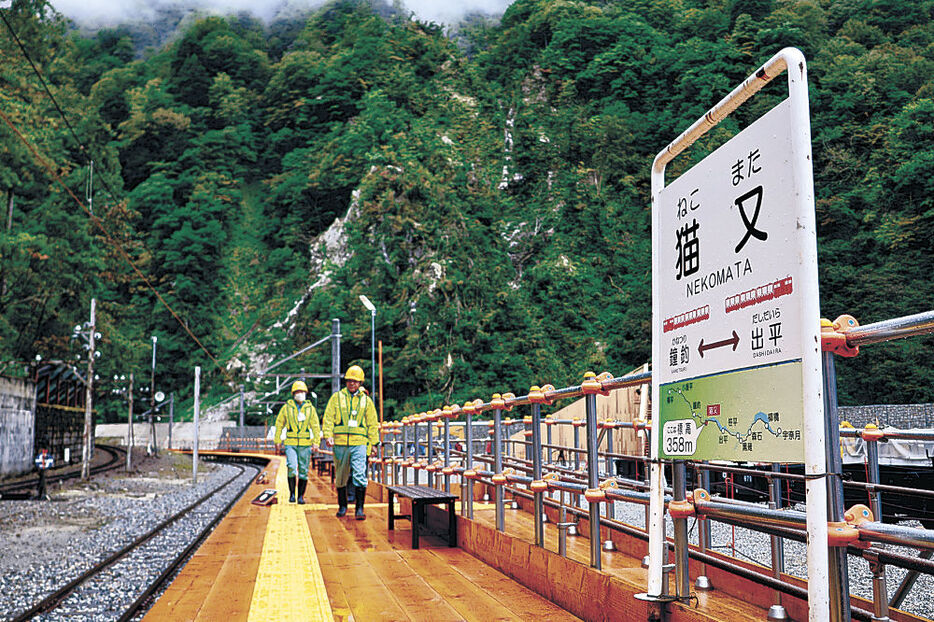 一般客が乗降できるよう整備された仮設ホーム＝黒部峡谷鉄道猫又駅