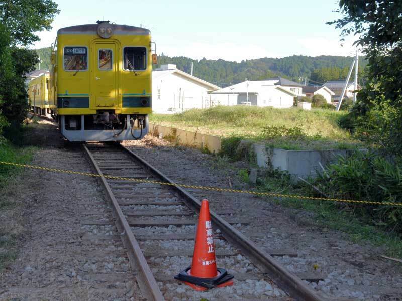 脱線事故現場から移動後も付近に留め置かれた車両＝13日、いすみ市