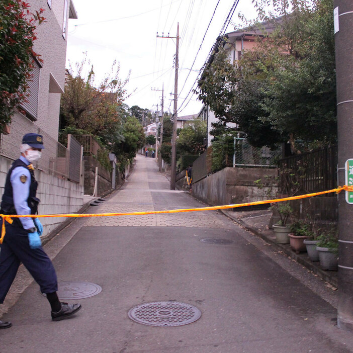 高齢男性の遺体が見つかった民家の周辺（写真・時事通信）