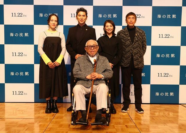 記者会見に登場した倉本聰さん、キャスト陣、若松節朗監督　（c）2024 映画『海の沈黙』INUP CO.,LTD