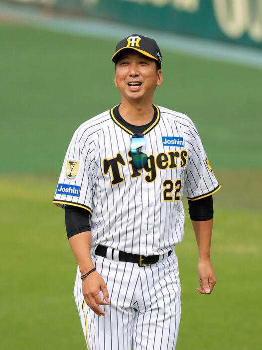 甲子園球場で笑顔を見せる阪神藤川監督（撮影・上山淳一）