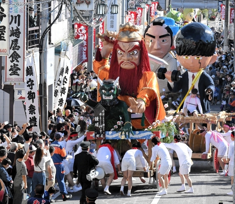 太鼓や笛の音が響く中、激しいぶつかり合いで観客を沸かせた針道のあばれ山車