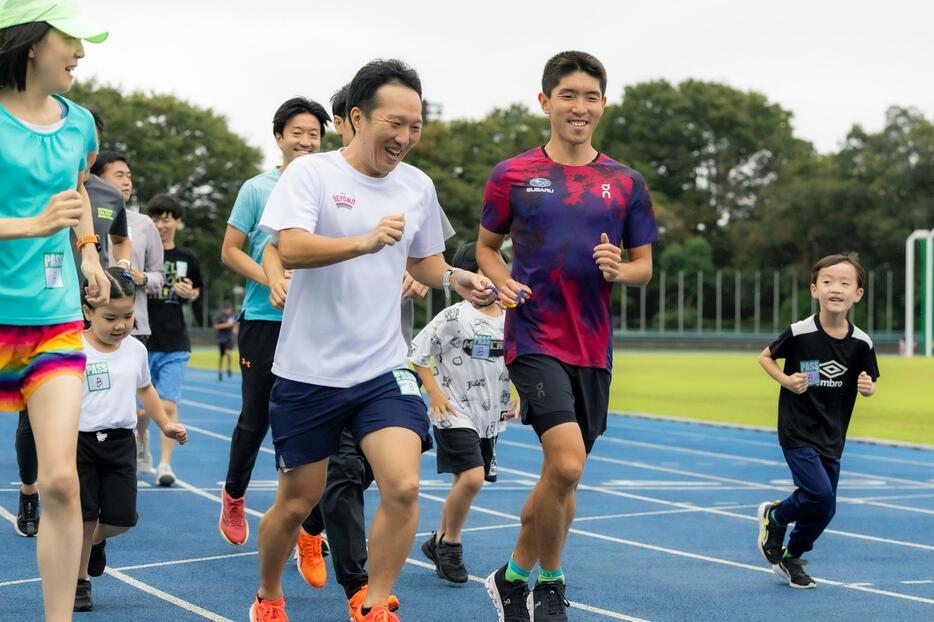 参加者らと共にランニングを楽しむ唐澤選手（中央右）