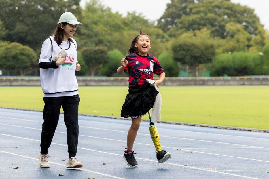 楽しくスタッフとランニングを行う長濱みあさん