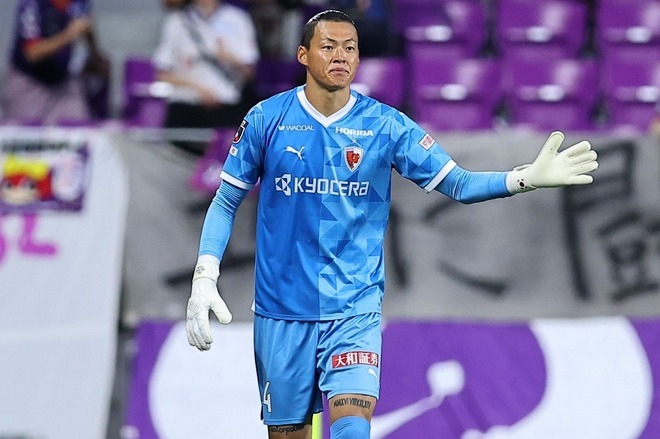 鳥栖戦で一発退場となった京都のGKク・ソンユン。写真：梅月智史（サッカーダイジェスト写真部）