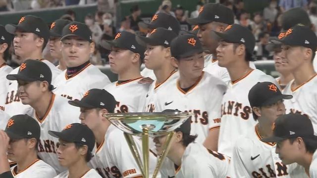 背伸びする浅野翔吾選手に視線をやる丸佳浩選手(画像:日テレジータス)