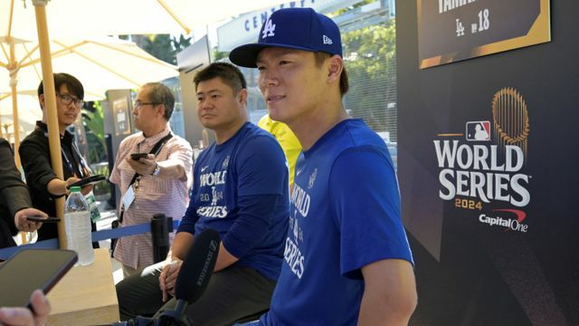 ドジャースの山本由伸投手と園田通訳(写真：USA TODAY Sports/ロイター/アフロ)