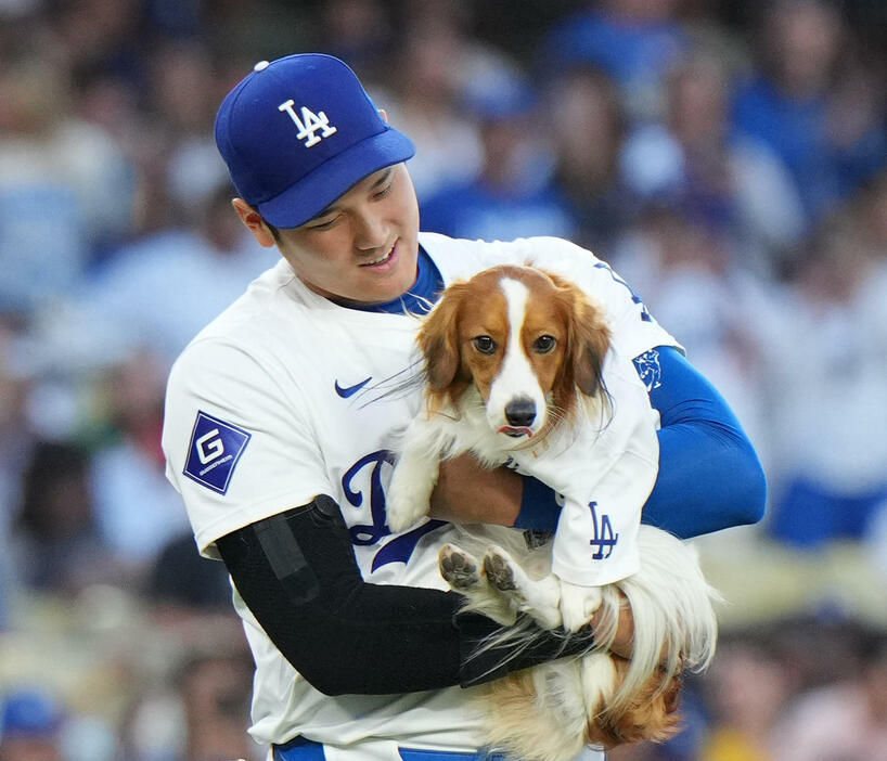 始球式に愛犬デコピンと登場するドジャース大谷（2024年8月28日撮影）