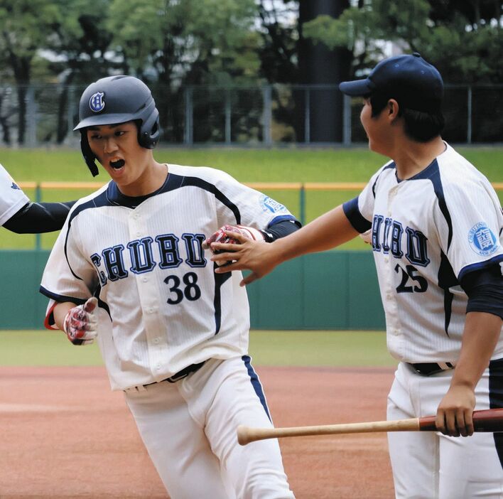 ２回に右越えに先制のソロ本塁打を放ち、喜ぶ高橋翼内野手（左）