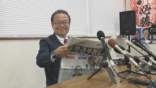 当選から一夜明けた世耕氏（28日）