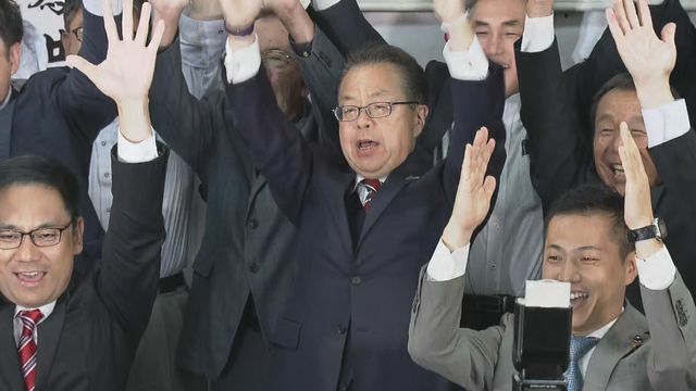 当選した世耕弘成氏（27日）