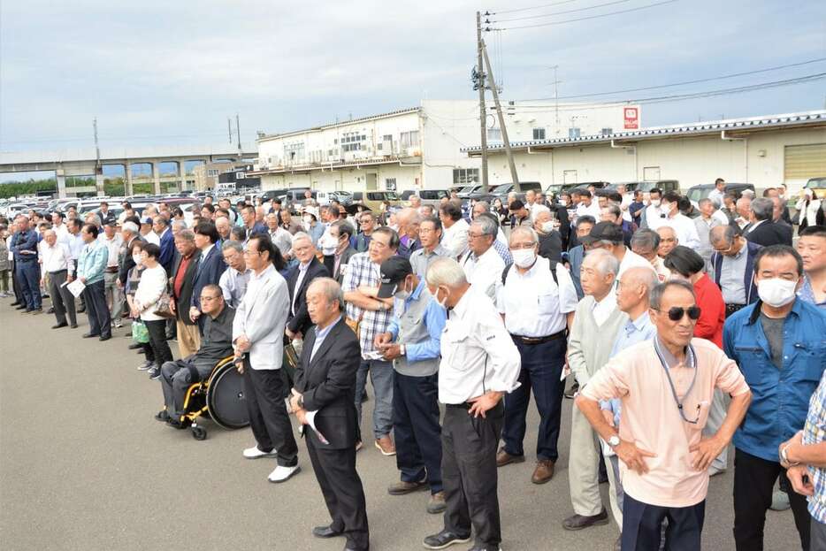 立候補者の演説を聞く有権者ら＝15日、新潟県燕市（本田賢一撮影）