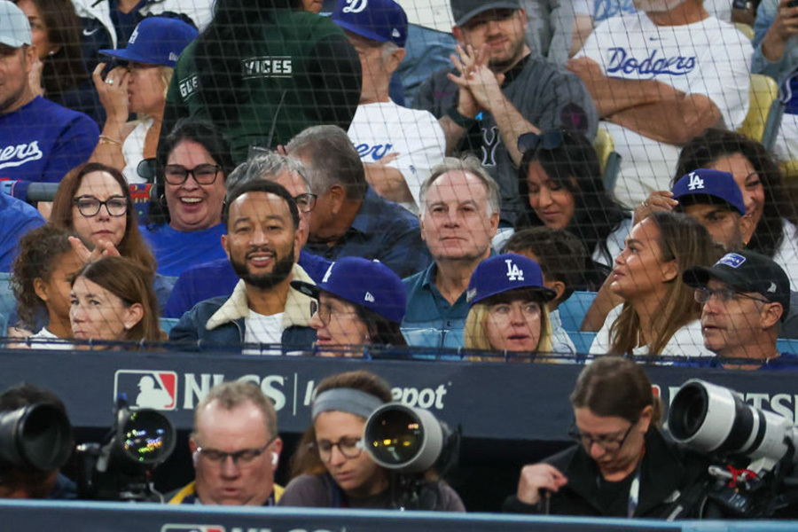 試合を観戦するクリッシー・テイゲンさん（右から2番目）【写真：Getty Images】