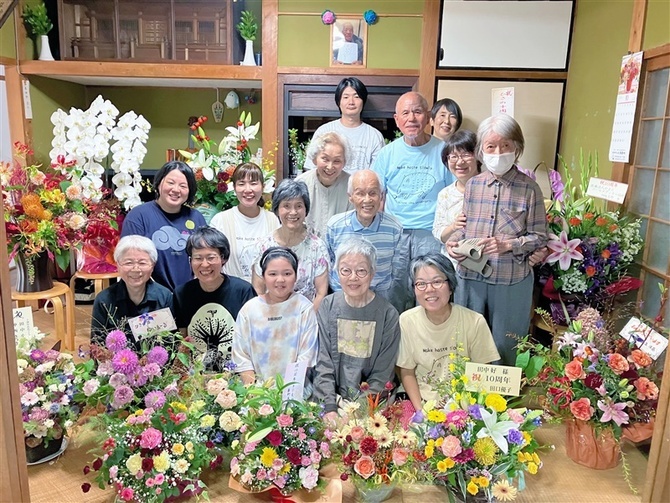 住宅型老人ホーム「ひさの」の10周年を祝う入居者とスタッフ、家族たち。前列右端が田中好さん