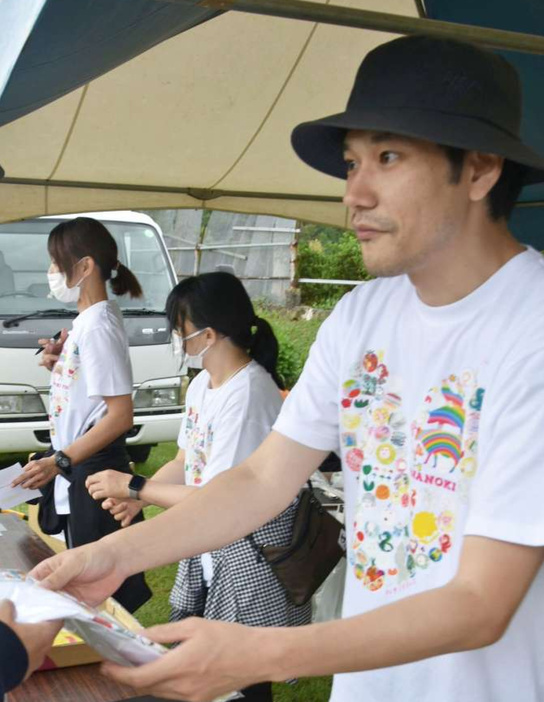 ハナノキフェスで、オリジナルＴシャツを販売する松山ケンイチさん＝南大隅町根占の花の木農場