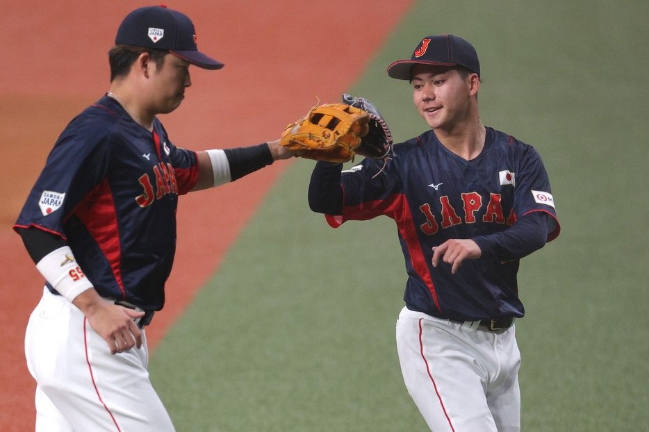 村上と金丸は来季ヤクルトで同じユニフォームを着ることになるだろうか(C)産経新聞社