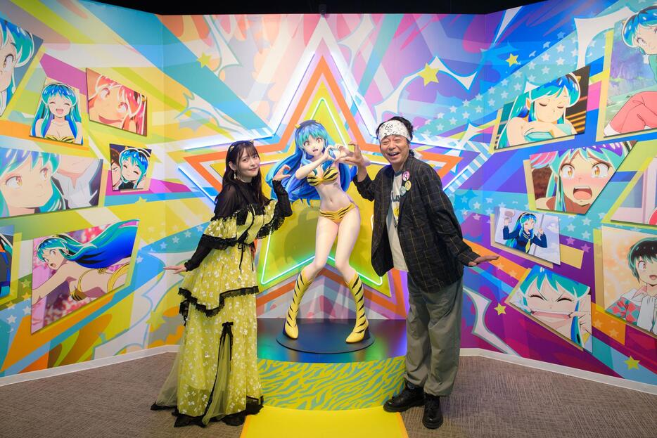 展覧会「TVアニメ『うる星やつら』展」のオープニングセレモニーに登場した上坂すみれさん（左）と有野晋哉さん（C）高橋留美子・小学館／アニメ「うる星やつら」製作委員会