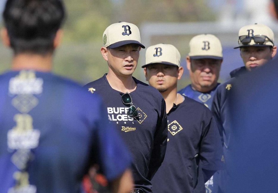 ＜オリックス秋季練習＞ナインの前で話す岸田新監督（撮影・後藤　大輝）