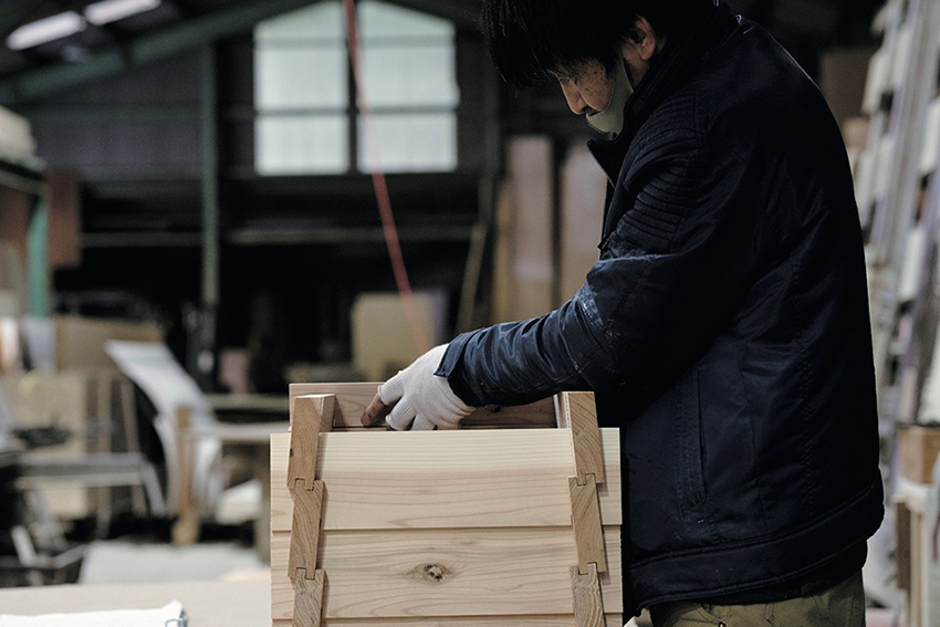 神社仏閣などに使われる建築様式を取り入れ、釘を使わずに組み立てられる工夫を施した。〈生原商店〉が販売。